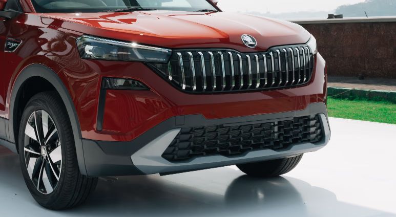 नई Skoda Kushaq Facelift में कंपनी ने फ्रंट लुक को अपडेट किया है।